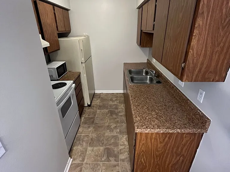 223 S Ivy Ln — Photo 5