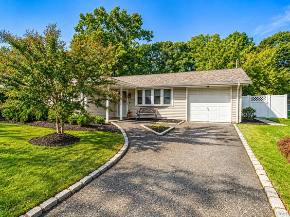 5 Allegheny Drive S, Farmingville, NY 11738