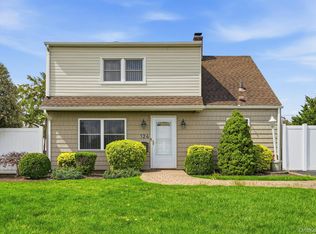 124 Saddle Ln, Levittown, NY 11756