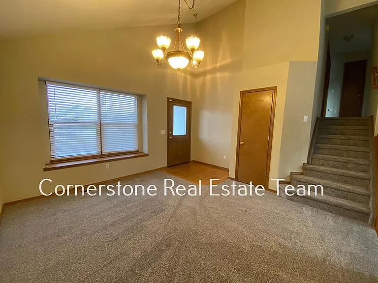 1345 Coolcrest Dr — Photo 2