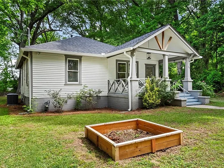285 Henry St SE — Photo 3