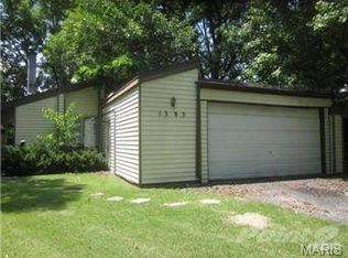 1383 Green Pasture Dr, Florissant, MO 63031