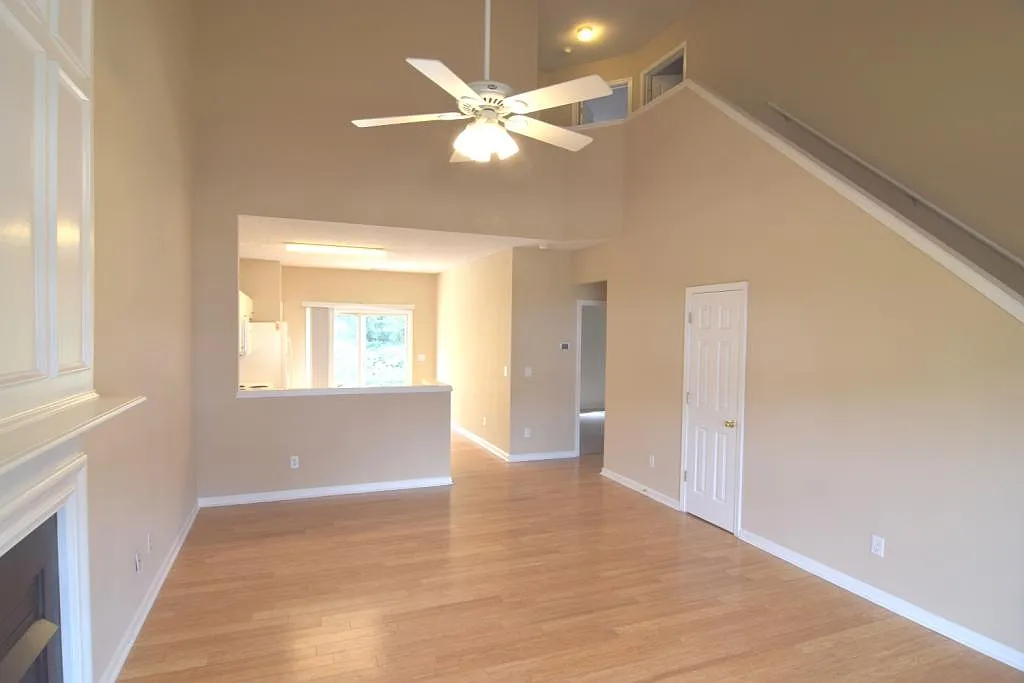 3 bed, 2.5 bath, 1440 sqft, $1,895 — Photo 3