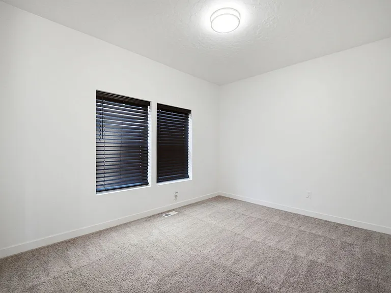 394 W Parkway Dr — Photo 5