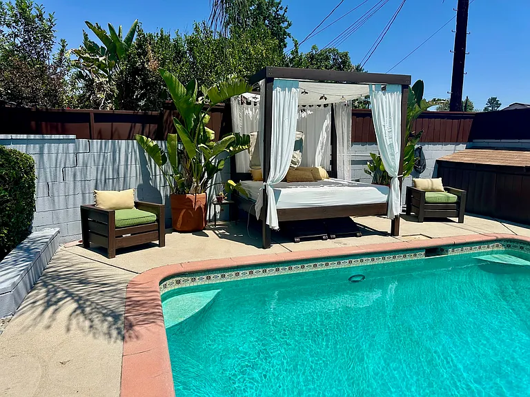 8958 N Swinton Ave — Photo 3
