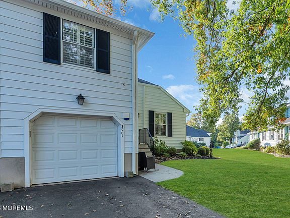 3rd image of 3901 Buckingham Circle