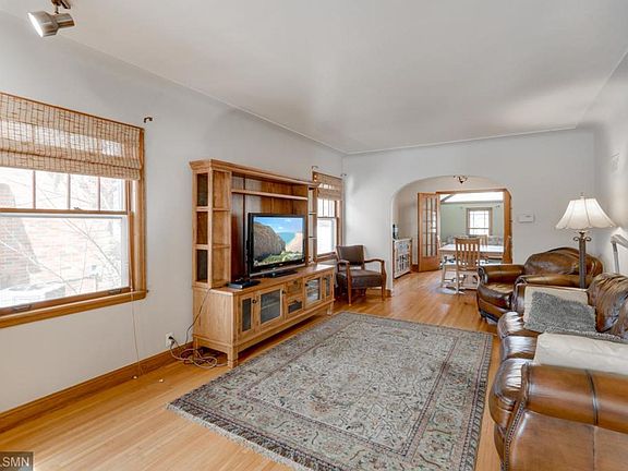 3rd image of 1369 Iowa Ave W