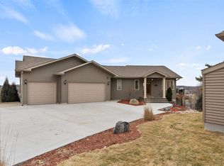 1667 Apache Dr NE, Solon, IA 52333