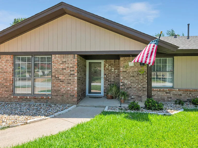 2127 Tanglewood Dr #D — Photo 2