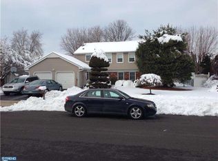 16 Robinhood Dr, Levittown, PA 19054