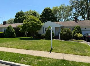 20 Gainsboro Ln, Syosset, NY 11791