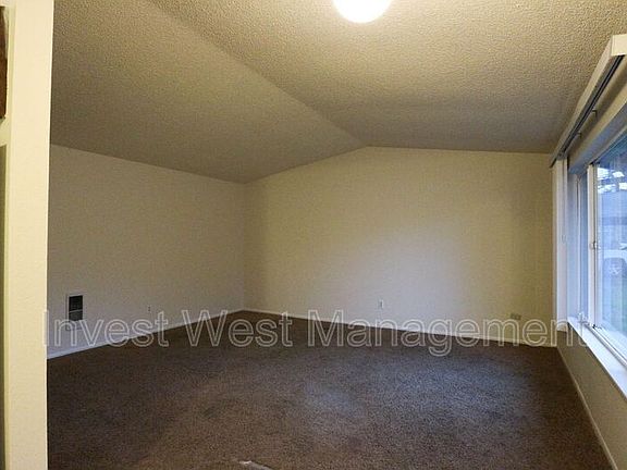 3rd image of 10919 NE 48th St