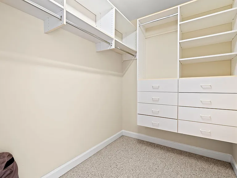 904 Edgewater Cir — Photo 11
