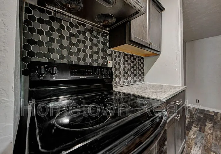 1801 E Madison St — Photo 14