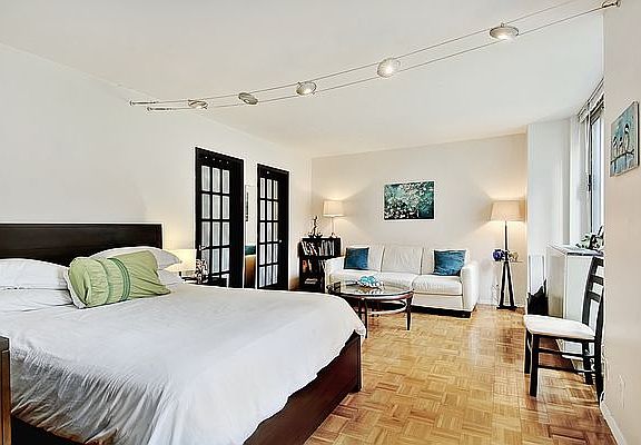 5th image of 1 Irving Pl APT V8a