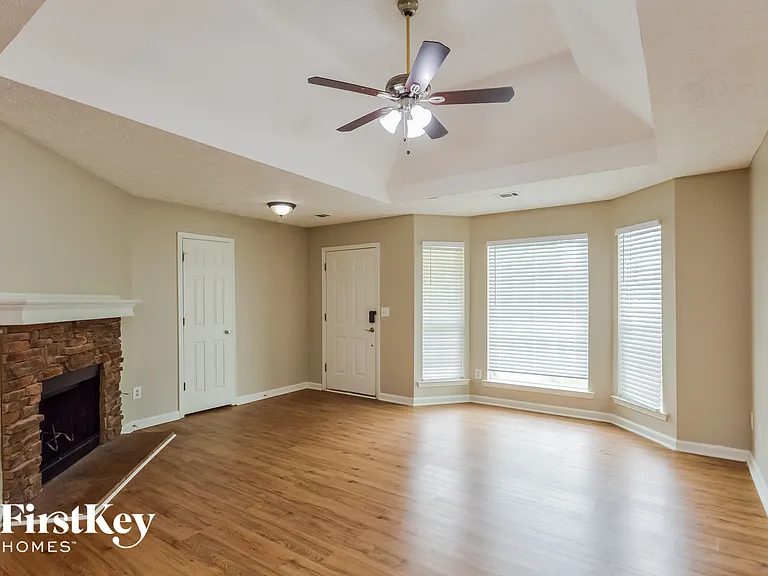 220 Lakefront Dr — Photo 3
