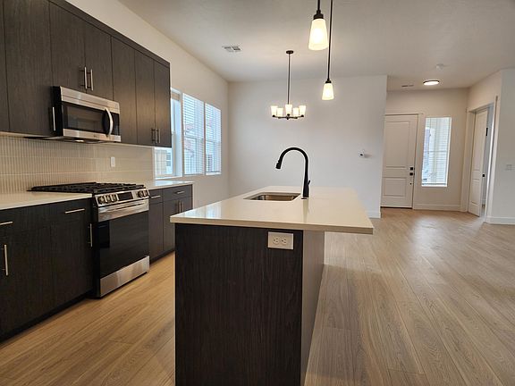 4th image of 518 W Avery Ln