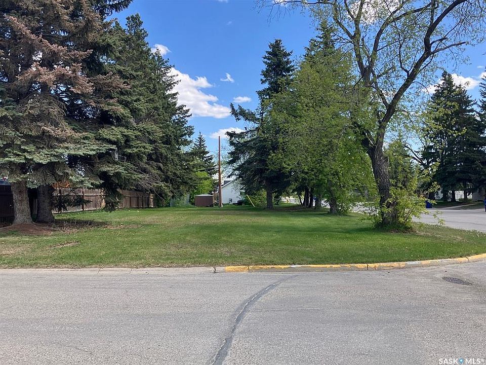 2nd image of 911 7th STREET W