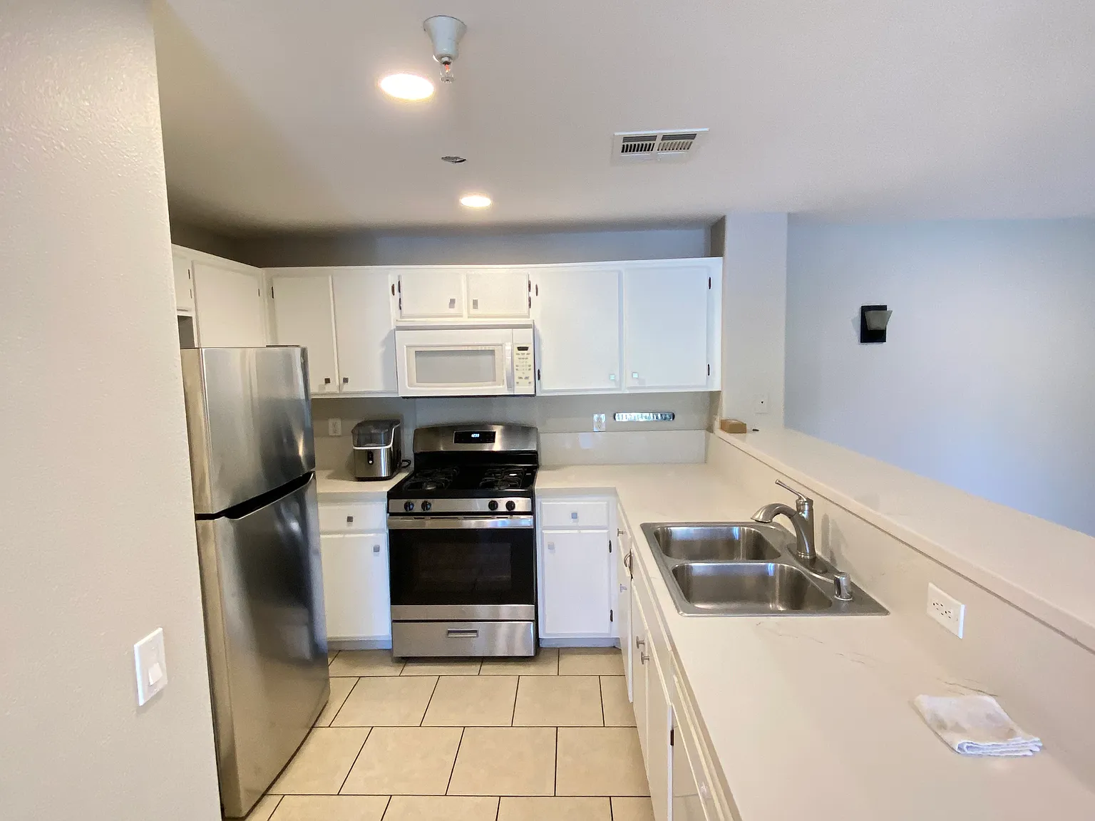 2 bed, 1101 sqft, $2,450 — Photo 2
