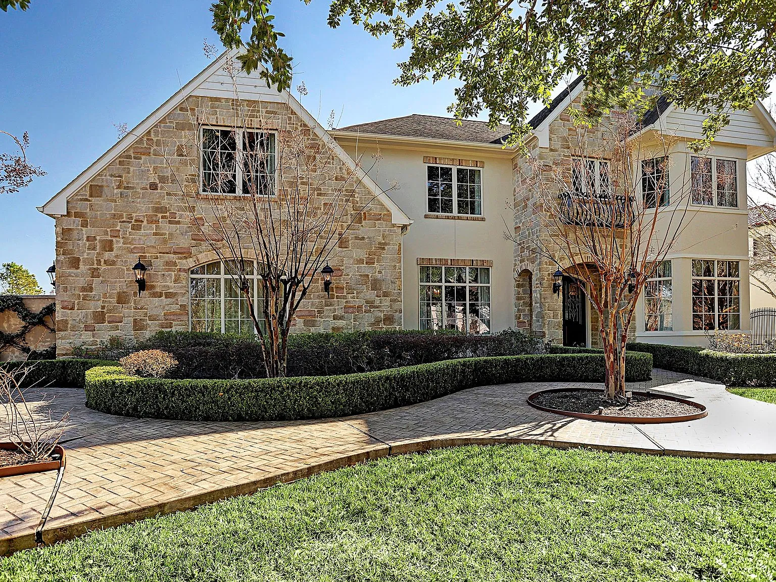 5 bed, 5.5 bath, 6338 sqft, $13,500 — Photo 3