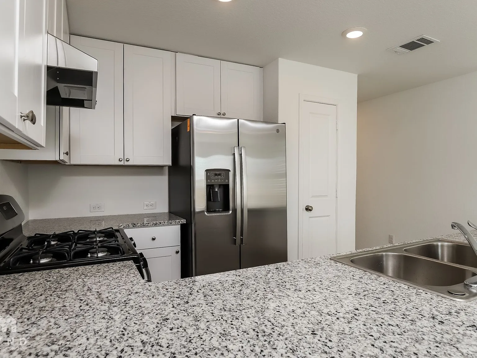 3 bed, 2.0 bath, 1189 sqft, $1,300 — Photo 4