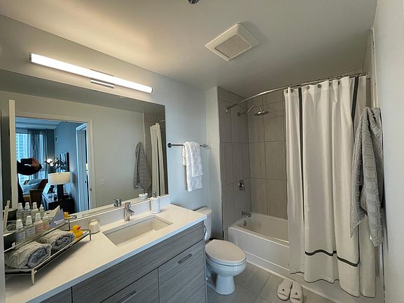 5th image of 218 N Canal St #2614