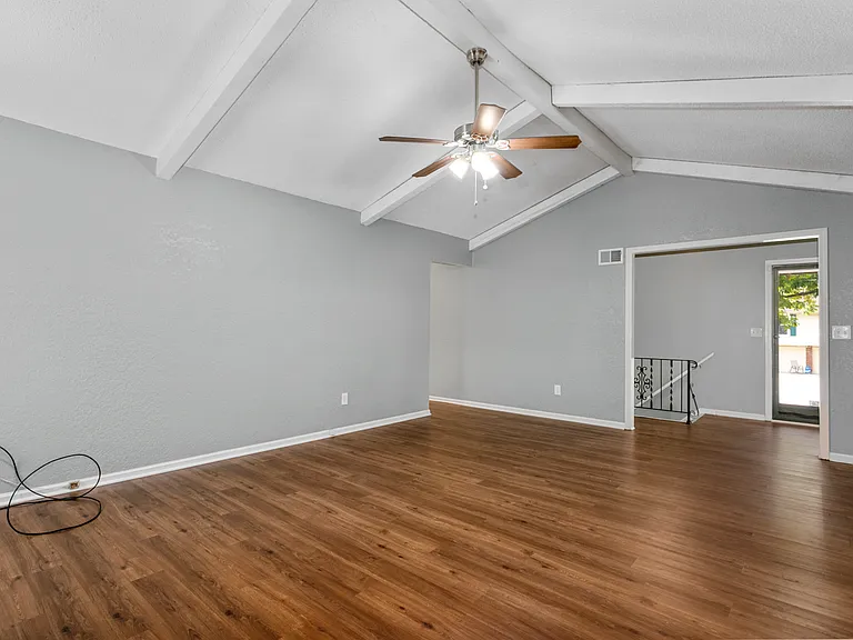 3513 NE Stanton St — Photo 8