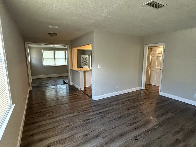 638 Gardenia Ln — Photo 3