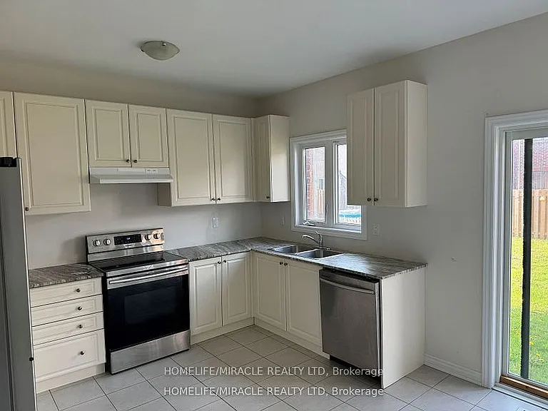 14 Foster Hewitt St — Photo 3