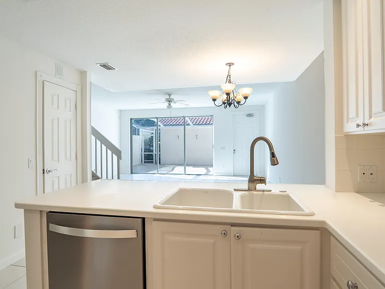 186 Soriano Dr — Photo 11