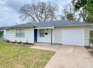 1004 Meadowlane St, Angleton, TX 77515