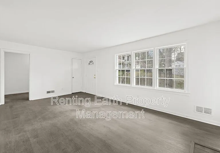 805 Vanderbilt St — Photo 6
