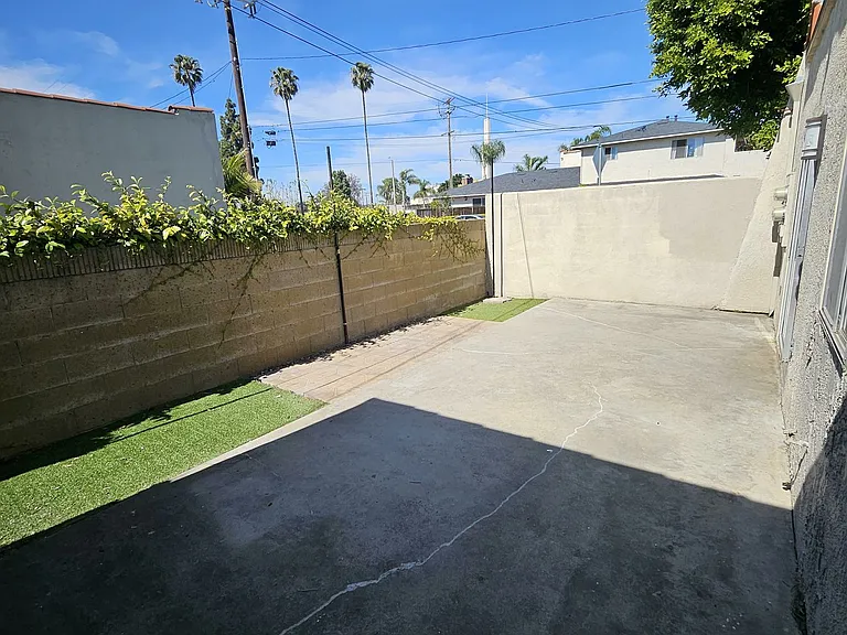 Beach Walk Apartments — Photo 39