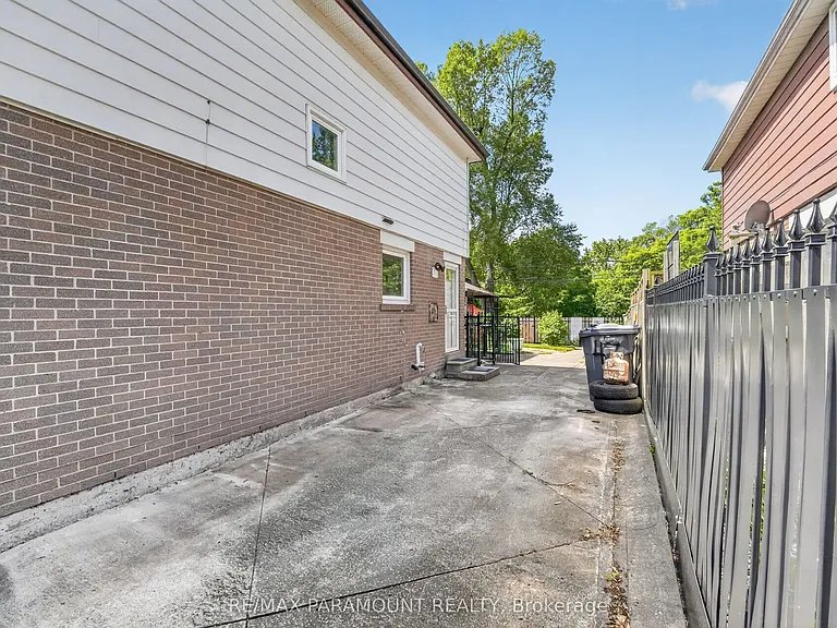 47 Cloverdale Dr — Photo 32
