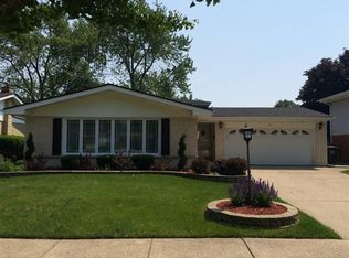 135 Ambleside Rd, Des Plaines, IL 60016