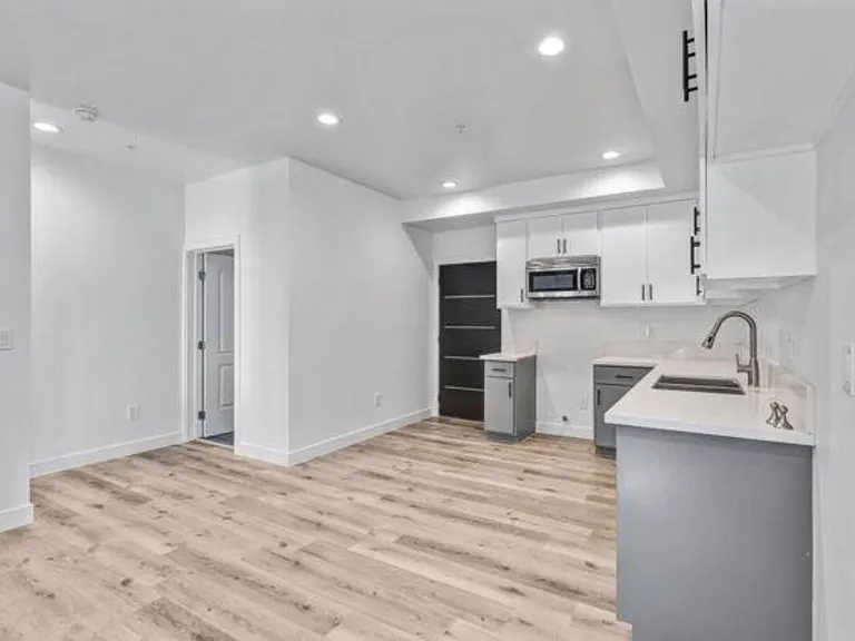 4643 1/2 W. 18th — Photo 9