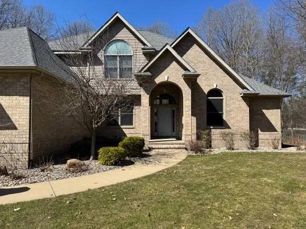 2431 E Ravenwood Dr, Midland, MI 48642