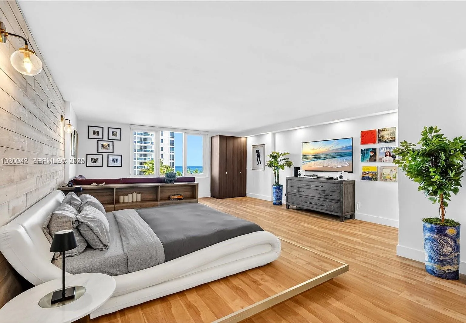Roney Palace Condo — Photo 1