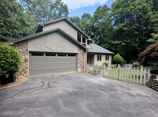 2 Pleasant Hill Dr, Franklin, NC 28734