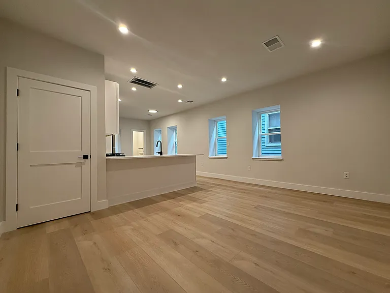 160 Main St #4 — Photo 11