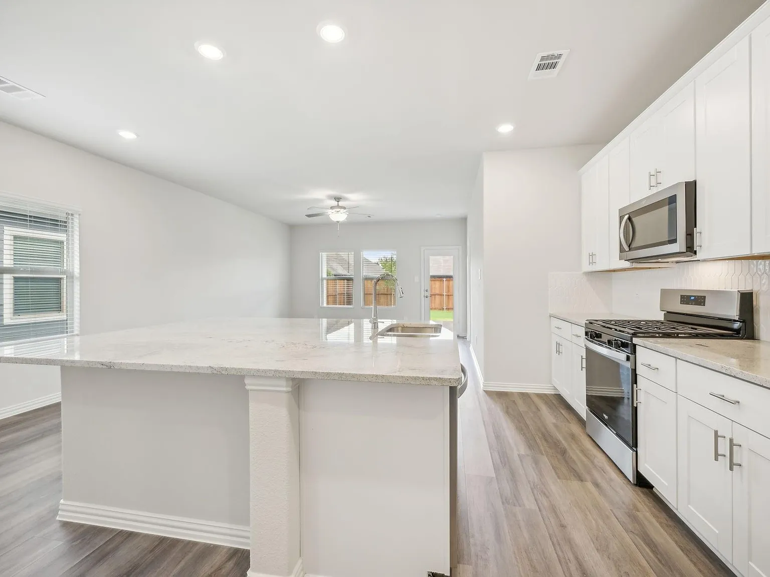 3 bed, 1318 sqft, $2,098 — Photo 4