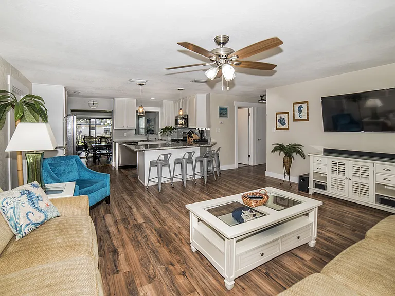 2472 Whitman St — Photo 4