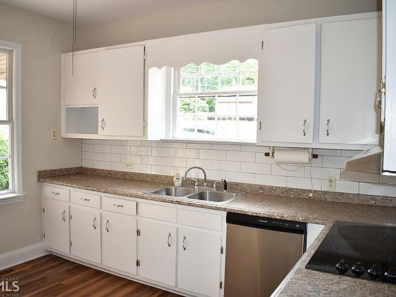 3rd image of 28 Terracedale Ct
