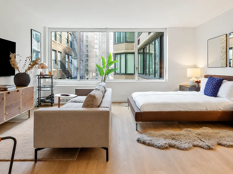 70 W 37th St #12