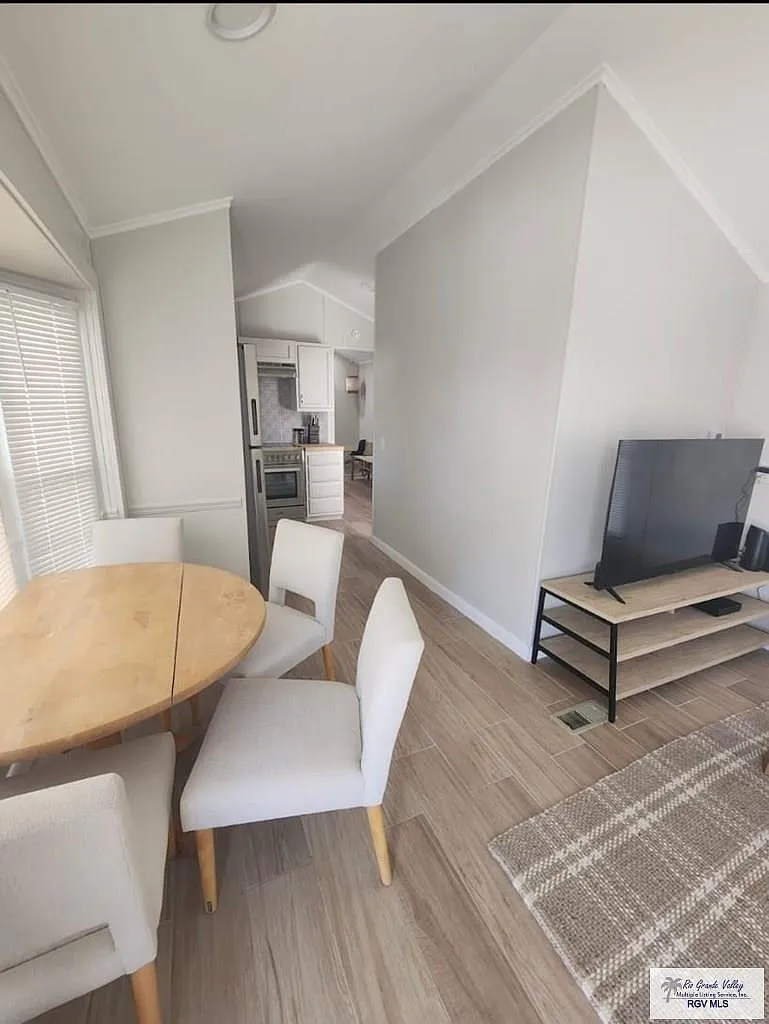 1 bed, 1.0 bath, 384 sqft, $2,500 — Photo 4