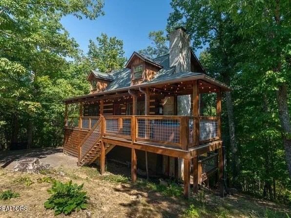 1126 E Foothills Dr, Gatlinburg, TN 37738