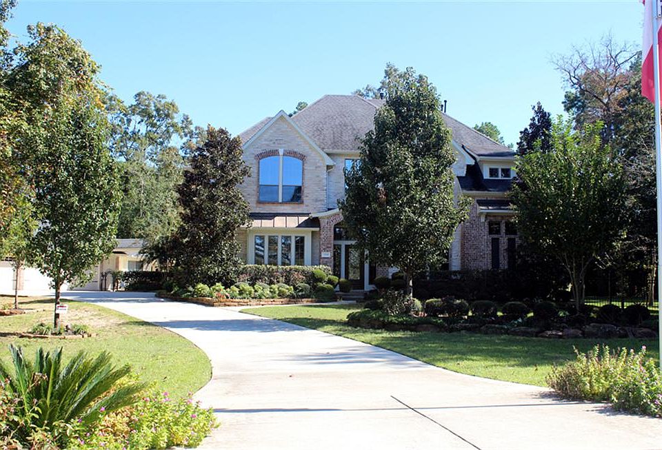 This lovely home is located an oversized cul de sac lot in Section 3 of Crighton Ridge.