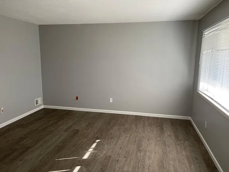 27036 Vance St — Photo 3