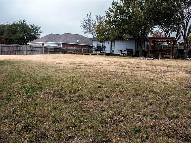 2202 Brookview Dr — Photo 3