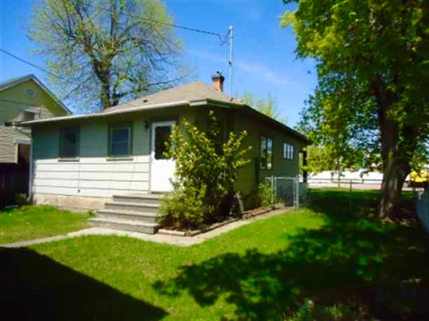 Cute Home with a detached garage — Photo 3